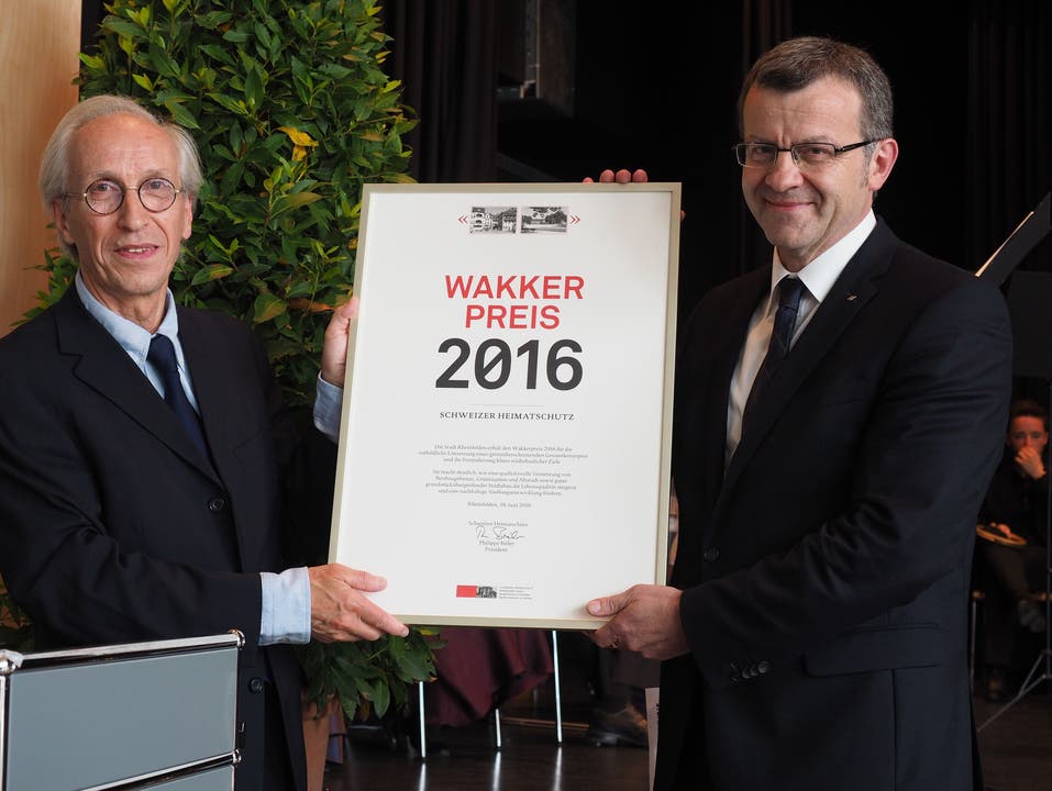 Stadtammann Franco Mazzi (rechts) nahm die Auszeichnung aus den Händen Philippe Biélers entgegen