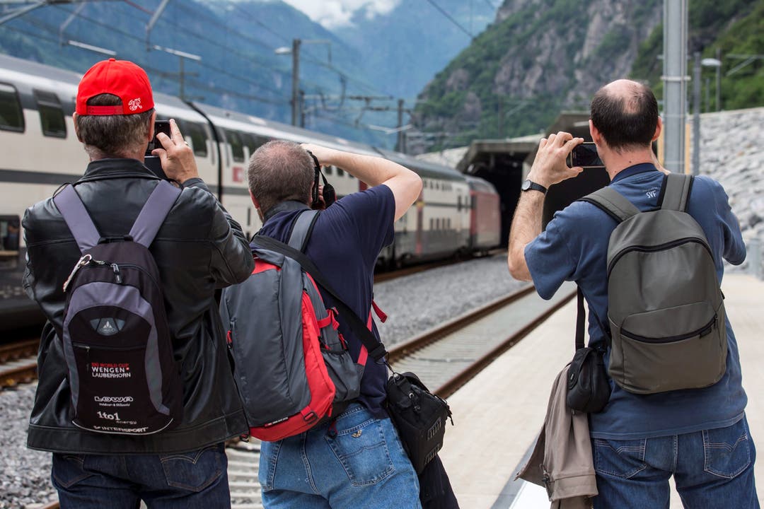 Besucher halten die Einfahrt ins Südportal des Gotthard-Basistunnels in Pollegio fest
