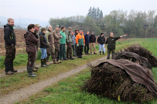 Daniel Kleger erklärt den Jagdlehrlingen, wo die 2000 Sträucher angepflanzt werden sollen.