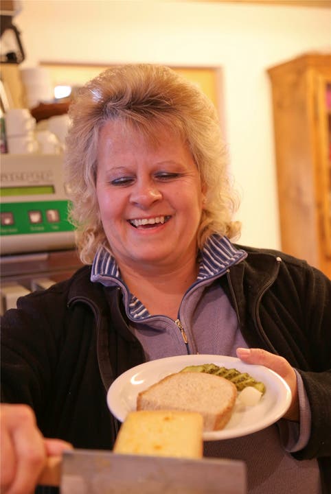 Hilft, wenn auf dem Weidhof Not am Mann ist: Raclette-Lady Anita Bögli aus Rothenfluh. Ackert sie nicht am Raclette-Öfeli, sorgt sie für gute Laune – und das seit Jahren.