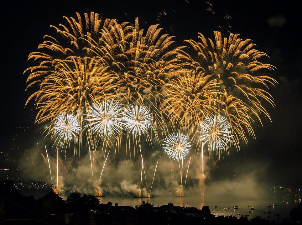 So farbenfroh präsentierte sich das Feuerwerk des Züri-Fäschts 2013.