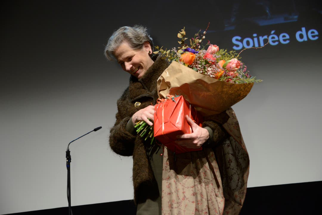 Christine Beerli nimmt Blumen und eine DVD-Sammlung entgegen