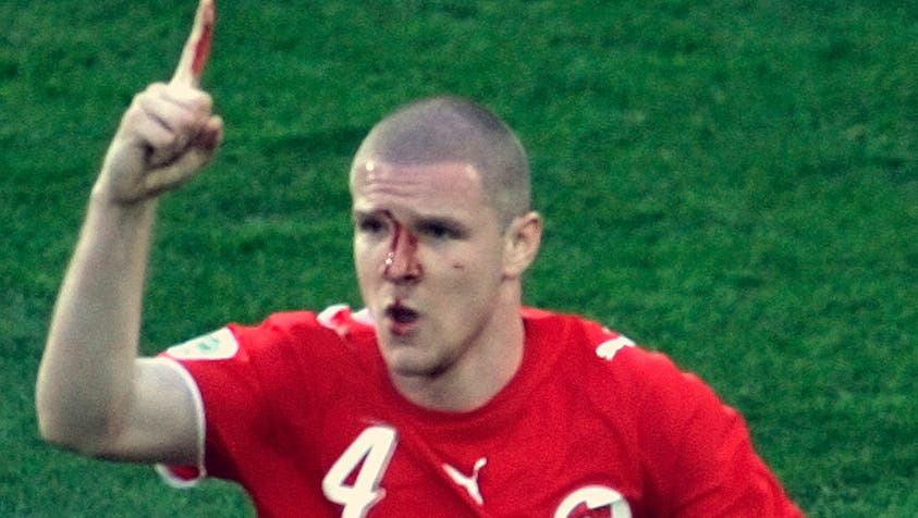 Lange Zeit war Senderos auch in der Nationalmannschaft ein sicherer Wert. Sein Torjubel mit blutender Nase an der WM 2006 in Deutschland ist legendär. Sein letztes Länderspiel absolvierte Senderos im Oktober 2014 bei der 0:1-Niederlage gegen Slowenien.