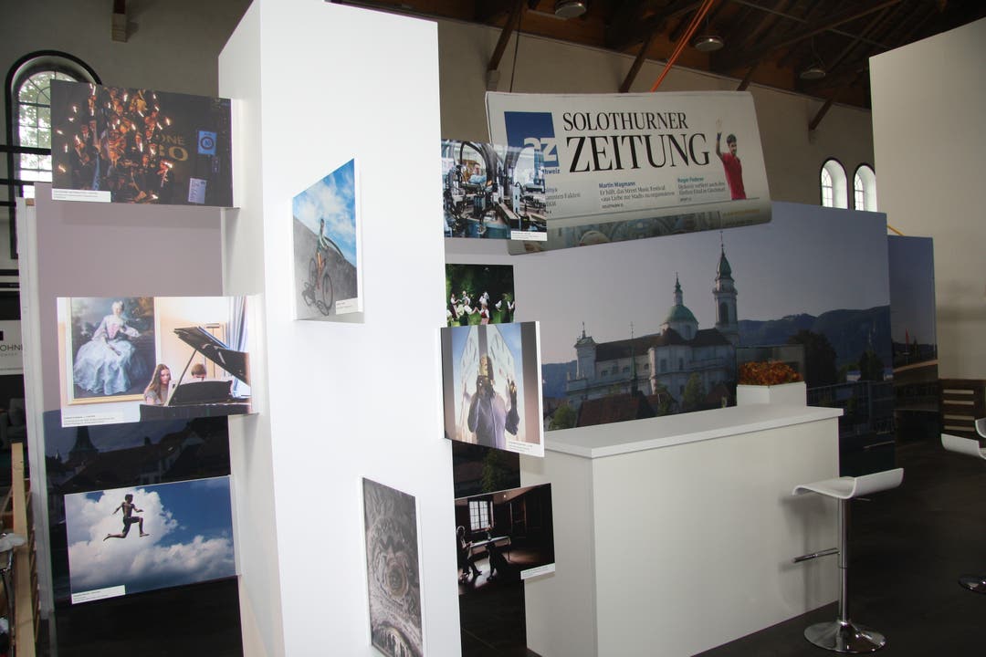 Der Stand der Solothurner Zeitung wirbt mit Pressebildern.