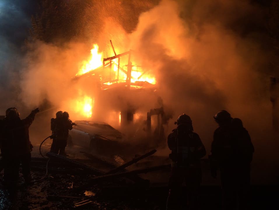 Boswil (AG), 27. Januar 2017 Bei einem Brand ist ein Einfamilienhaus komplett niedergebrannt. Als die Einsatzkräfte der Feuerwehr un der Polizei vor Ort eintrafen, stand es bereits in Vollbrand. Die drei Bewohner konnten sich in Sicherheit bringen.