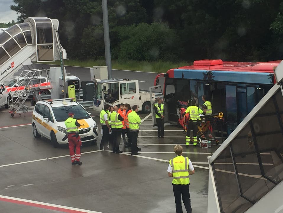 Nach der Kollision zwischen dem Bus und dem Schlepptraktor musste die Ambulanz gerufen werden.