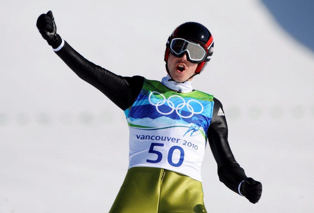 Grossschanze in Vancouver 2010 Simon Ammann feiert in Vancouver den Gewinn seiner vierten Goldmedaille