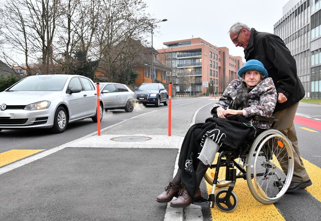 Damit Blinde Verkehrsinseln ertasten können, wird ein Absatz gebaut. Dieser ist ein Hindernis für Rollstühle