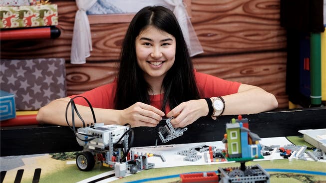 Margherita Bernero ist Mentorin des Teams «Mindfactory», das für einen Wettbewerb Roboter aus Lego bauen muss.