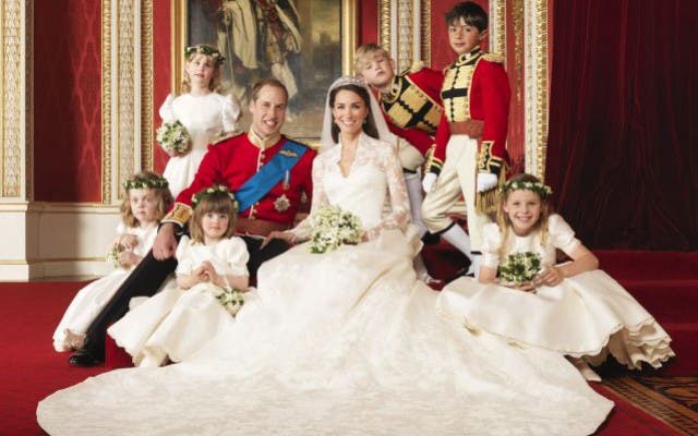 Wie im Märchen: Kate Middleton und Prinz William mit der erweiterten königlichen Familie. Foto: Keystone