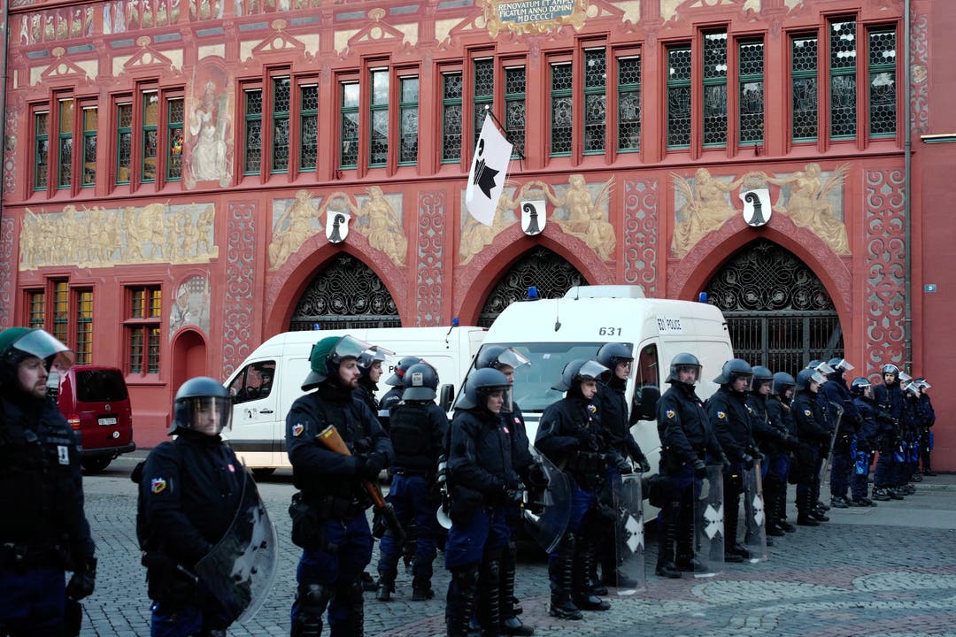 Die Polizei sichert das Grossratsgebäude in Basel