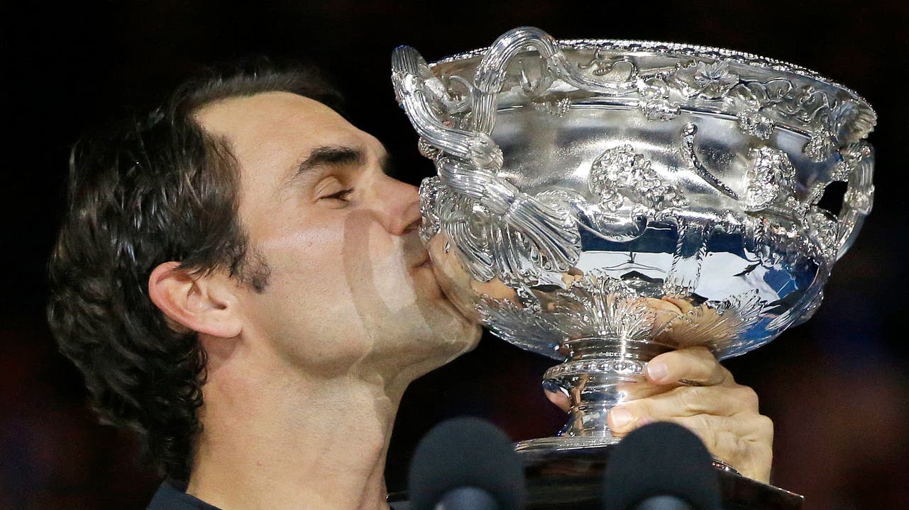 Natürlich lässt es sich Federer nicht nehmen, die Trophäe zu küssen.