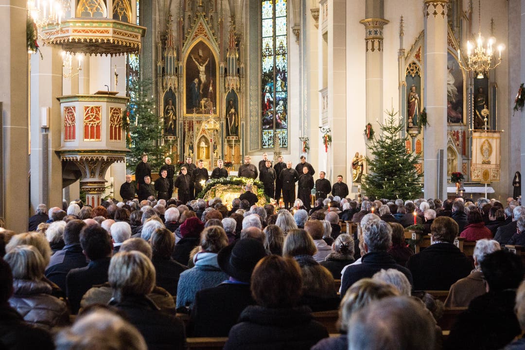 Der Don Kosaken Chor in der voll besetzten Kirche Peter und Paul in Villmergen.