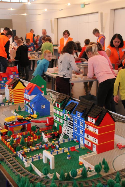 120 Kinder aller Altersstufen bauen an einer grossen Lego-Stadt.