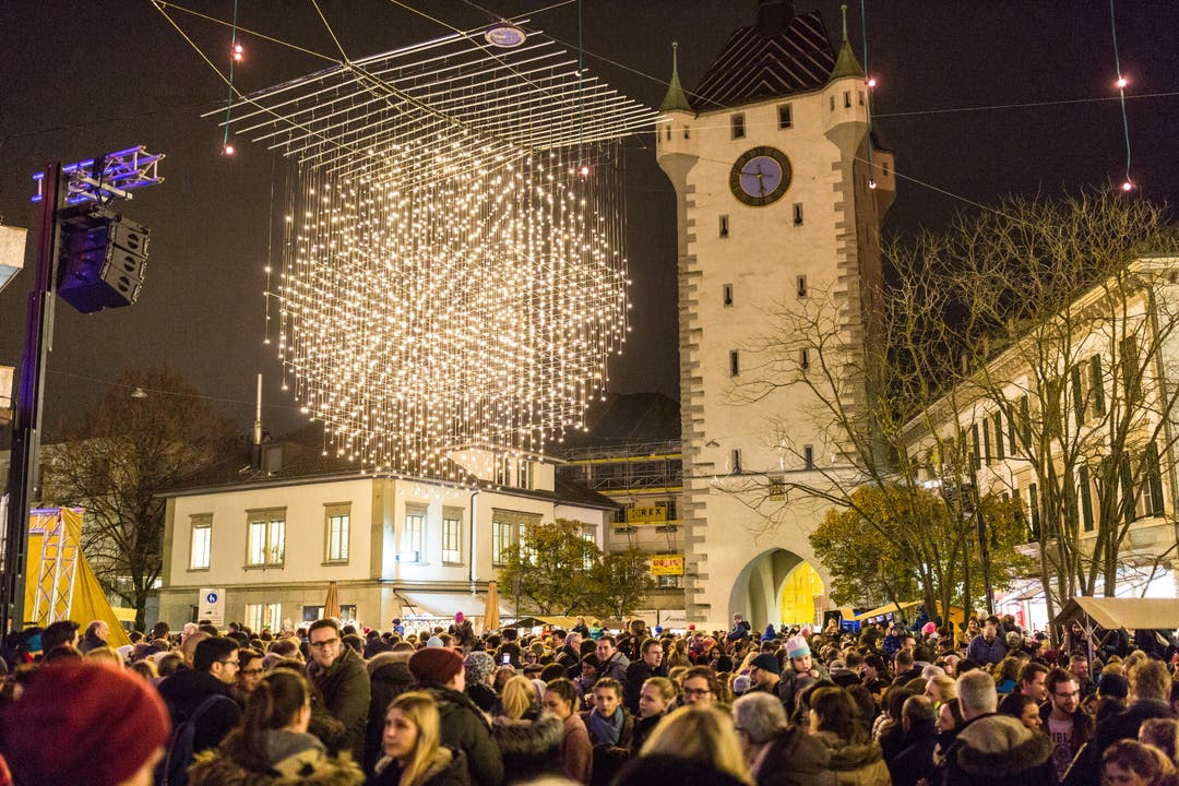 Zahlreiche Zuschauer fanden sich am Mittwochabend auf dem Schlossberplatz ein. Kinder erwecken die Badener Weihnachtsbeleuchtung auf dem Schlossbergplatz mit knapp 2000 Glöggli zum Leben. Die jährliche Tradition fand dieses Jahr bei sehr milden Temperaturen statt.