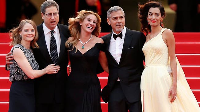 Was für eine gutaussehende Clique: (v.l.n.r.) "Money Monster"-Regisseurin Jodie Foster, ein Gast, Julia Roberts, George Clooney und seine Gattin Amal am Donnerstagabend in Cannes.