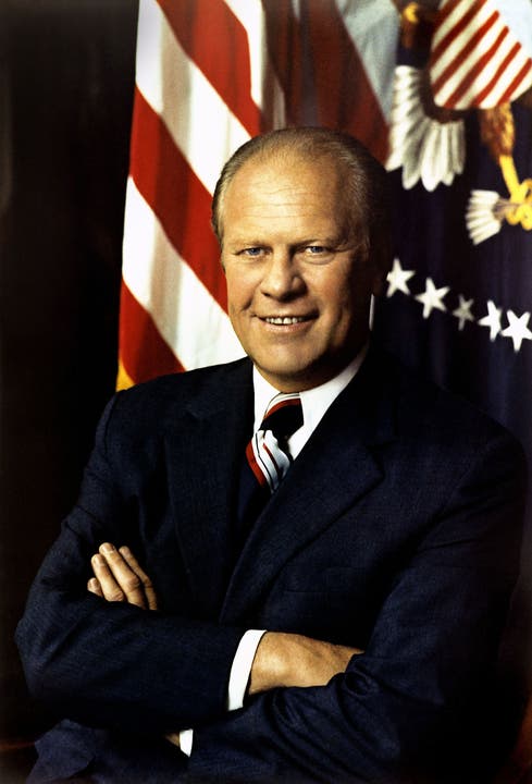 Gerald Ford (1974-1977) In seine Amtszeit fällt der vollkommene Rückzug der USA aus dem Vietnam. Aussenpolitisch verzeichnet er mit der Fortsetzung der Entspannungspolitik Erfolge. Seine Wiederwahl scheitert nur knapp.