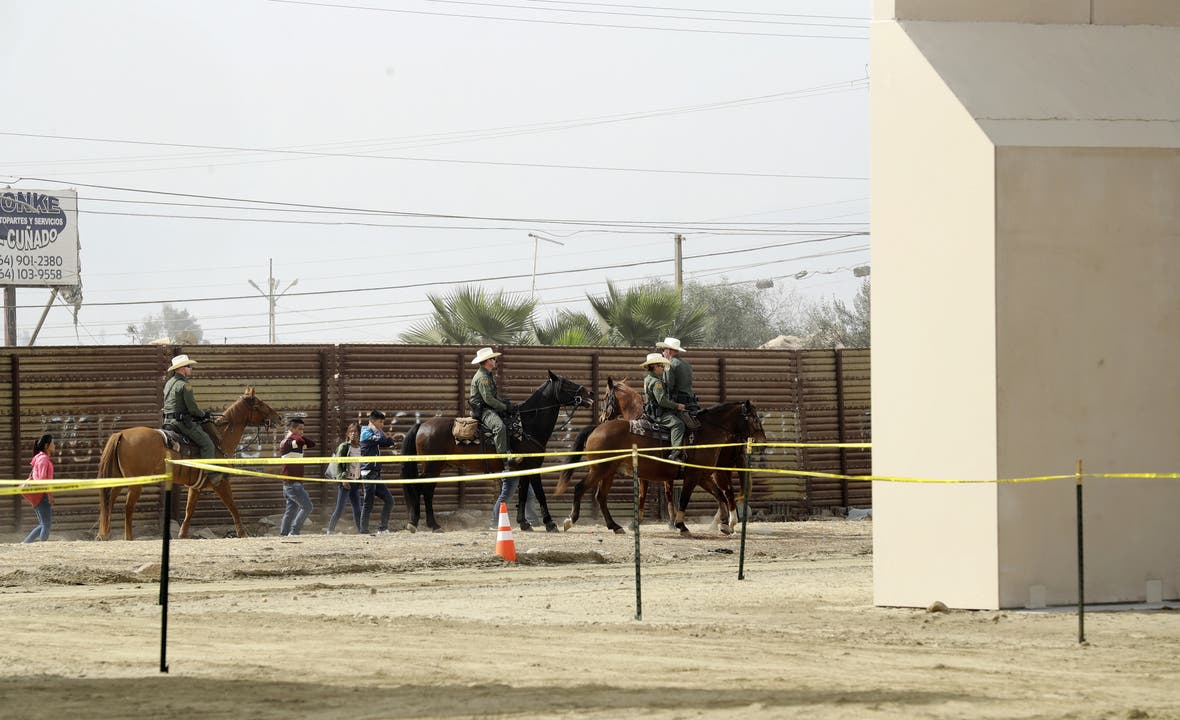 Im kalifornischen San Diego werden acht Prototypen für eine Grenzmauer zu Mexiko aufgestellt.