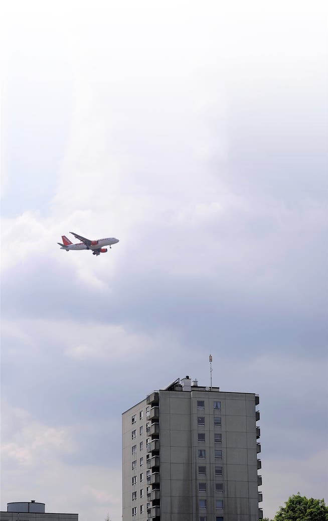So laut wie ein Staubsauger: Ein Flugzeug der Billigairline Easyjet im Anflug über Allschwil. Archiv Kenneth Nars