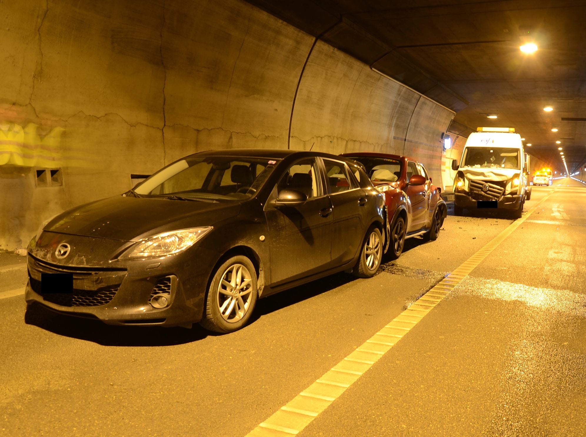 Bildstrecke - Auffahrunfall Im Eggfluhtunnel Bei Grellingen