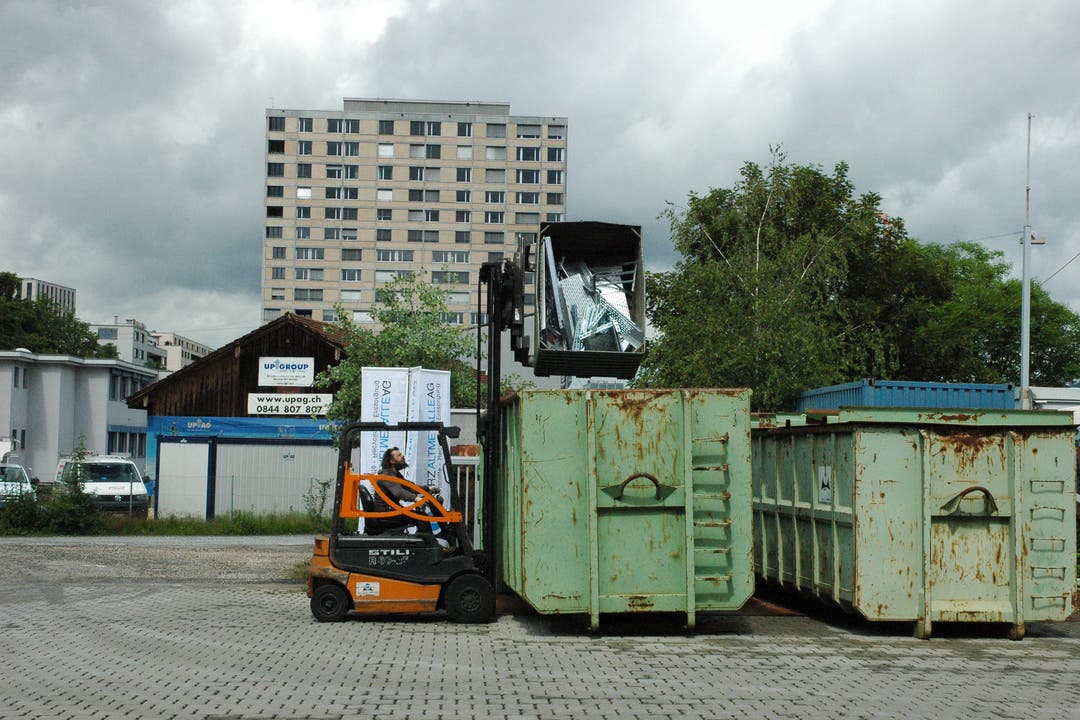 Auf dem Vorplatz werden Container für den Weitertransport beladen.