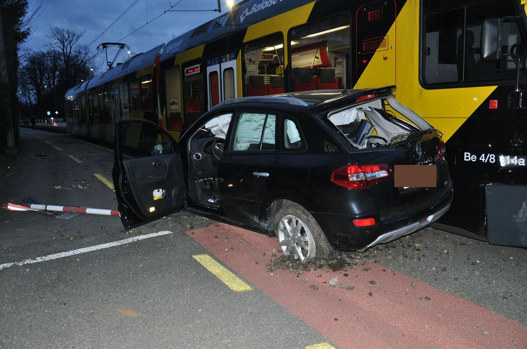 15.März 2014 Bei der Kollision eines Autos mit dem "Bipperlisi" in Feldbrunnen ist ein Sachschaden von mehreren 10'000 Franken entstanden.