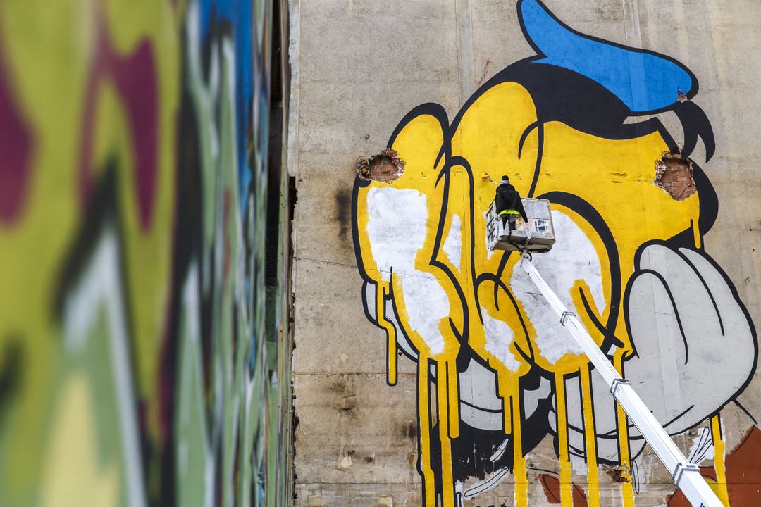 «Kettenreaktion» für junge Kunst Die mehrtägige Kunstintervention «Kettenreaktion» auf dem Gelände der ehemaligen Cellulosefabrik Attisholz in Riedholz bot jungen Kunstschaffenden eine wahre Spielwiese für ihre Kreativität. Hanspeter Bärtschi liess sich mitreissen und schuf diesen Augenblick, bei dem ein Riesen-Donald Duck als Graffiti an einer grauen Wand entstand.