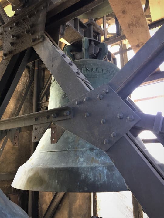 Der Glockenstuhl - das Tragwerk, an dem die Glocken hängen - weist an einigen Stellen Oberflächen rost auf, und muss saniert werden.