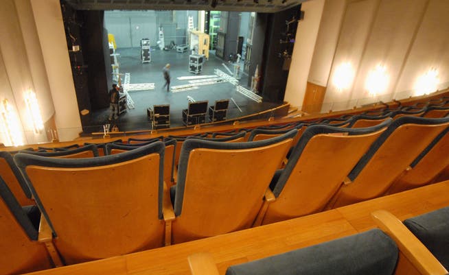 Blick vom Balkon in den Zuschauerraum des Kurtheaters Baden: Wie viel Beinfreiheit soll es sein?