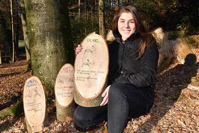Maturandin als Parcoursbauerin: Isabelle Wyss (Lostorf) mit Postenschildern ihres Winznauer Fitnessparcours.