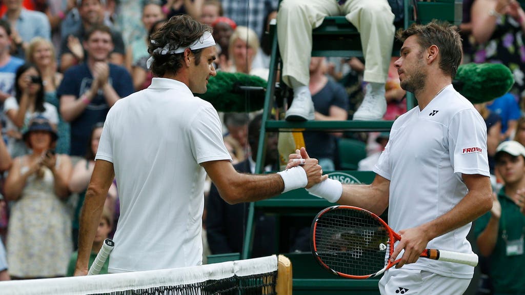 2014 - Wimbledon - Viertelfinal - Federer s. Wawrinka 3:6, 7:6, 6:4, 6:4. Wawrinka gewinnt im Januar die Australian Open, und er ist in der Weltrangliste als Nummer 3 direkt vor Federer klassiert. Zudem hat er mit dem Final von Monte Carlo das letzte Duell gewonnen. Aber wegen Regens hatte der Romand vor der «Battle of Switzerland», wie britische Medien martialisch titeln, an drei Tagen hintereinander spielen müssen. Nach dominantem Start schwinden die Kräfte. «Er bewegte sich immer langsamer», beobachtet Federer, der im Final gegen Novak Djokovic verliert.
