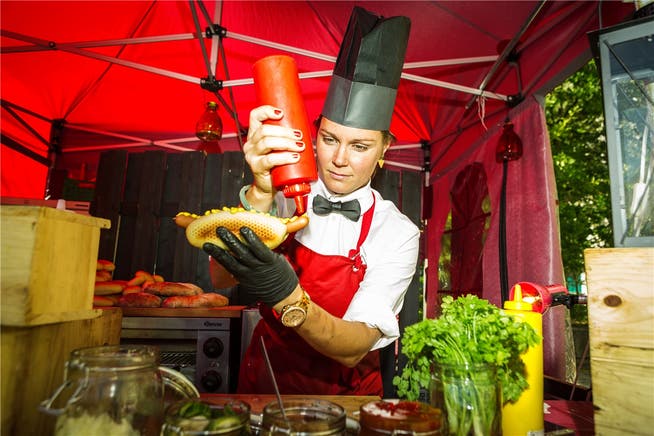 Echte dänische Hotdogs mit Gurken und Röstzwiebeln gibt es beim Stand «Heissehönd».Chris Iseli