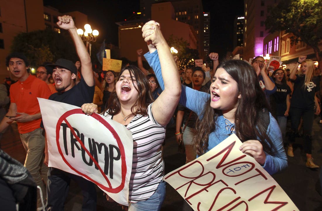 Junge Frauen und Männer machen in San Diego lautstark klar, was sie von einem Präsidenten Trump halten.