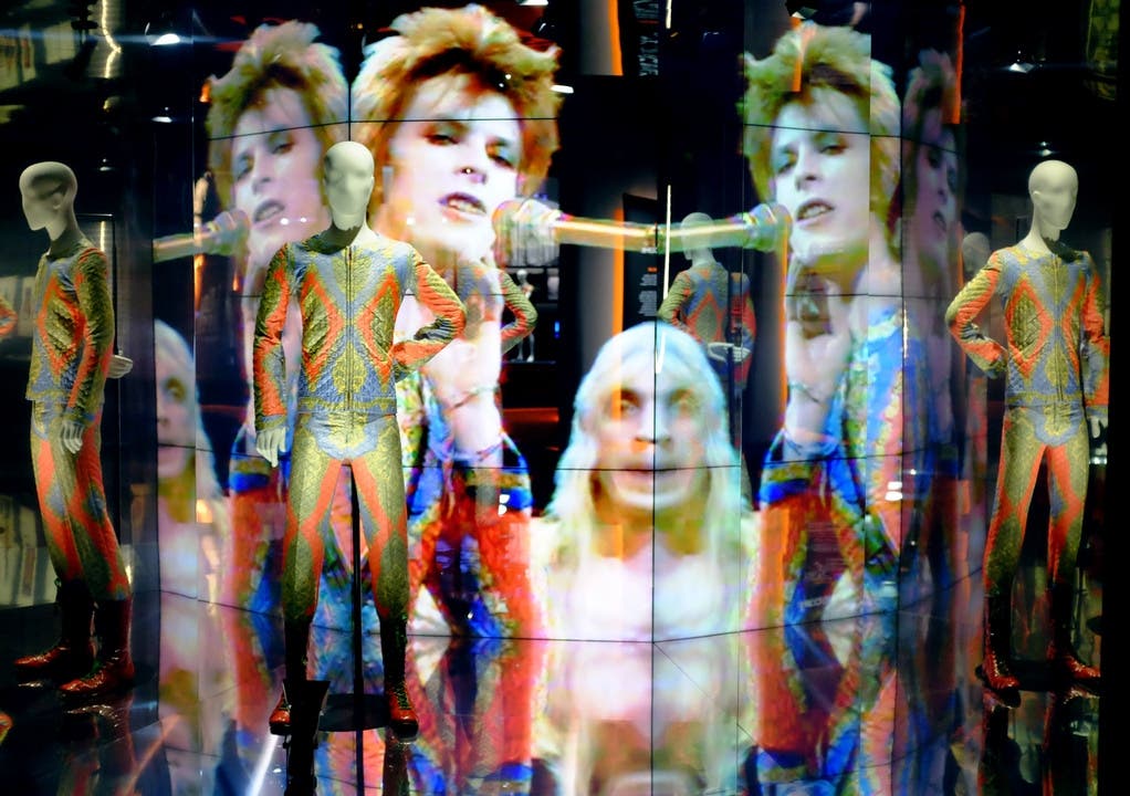 Bowies Karriere ist wie ein Kaleidoskop...bunt, vielschichtig, fragmentiert...