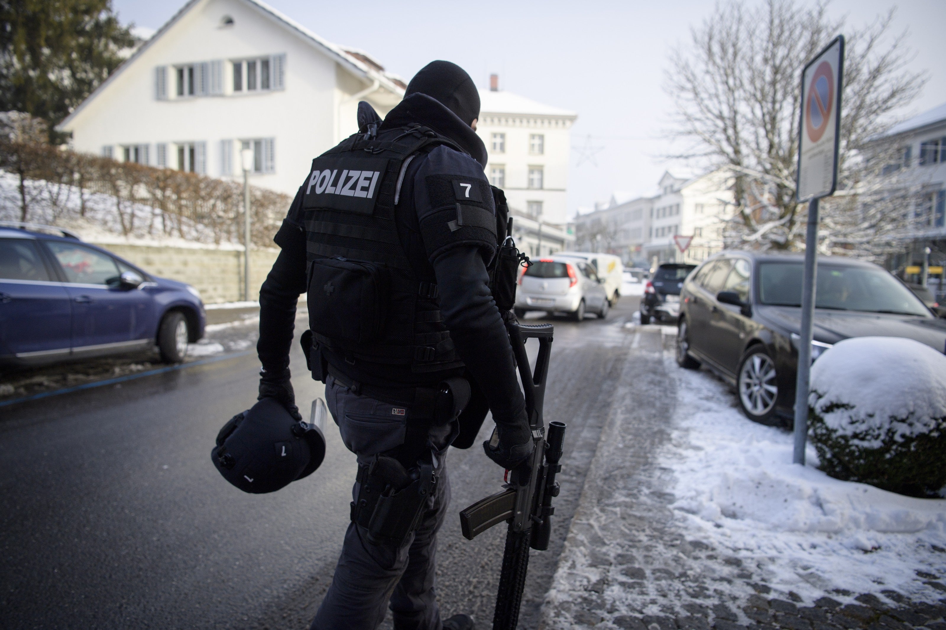 Bildstrecke - Mann Schiesst In Rehetobel Zwei Polizisten An Und ...