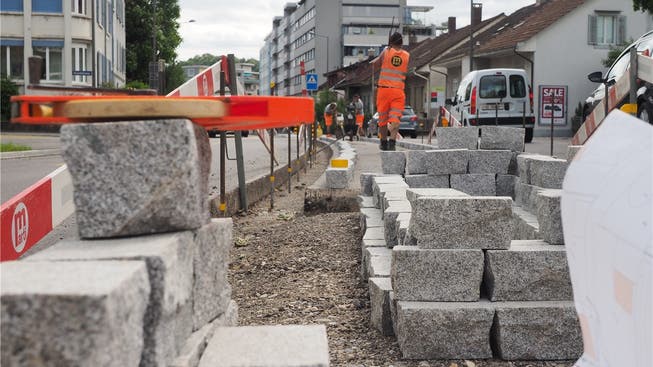 Die Ziegelfeldstrasse erhält derzeit einen neuen, mit sogenannten Schalensteinen abgetrennten Mehrzweckstreifen.