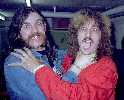 Lemmy Kilmister von Motörhead mit Crown Kocher