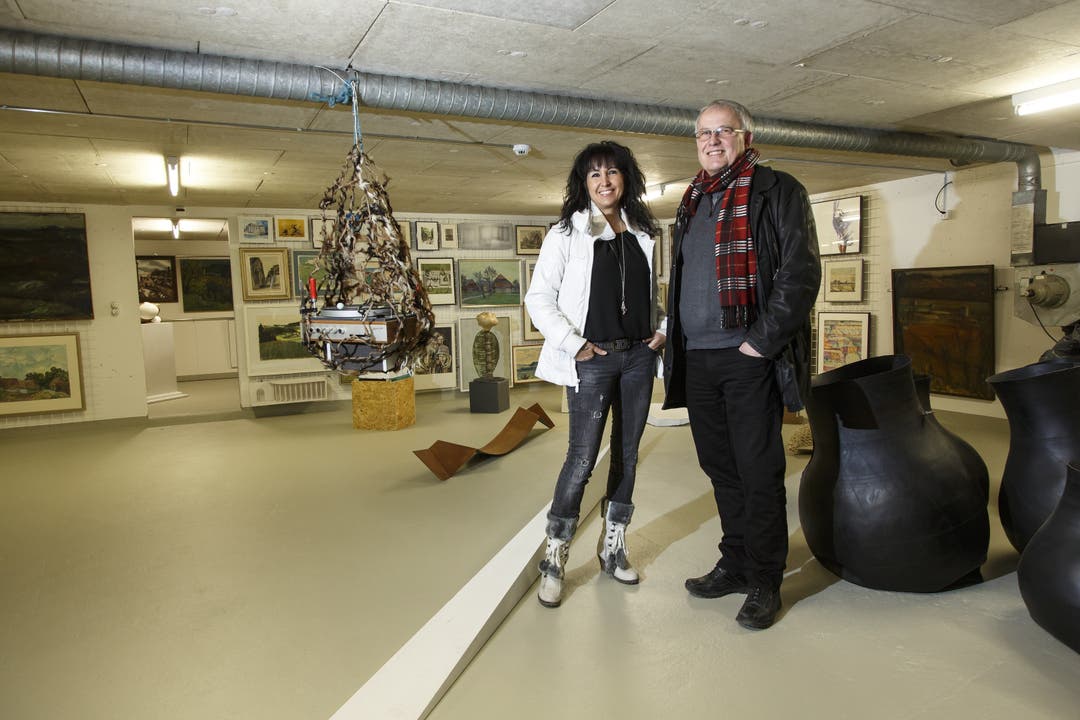 Morena Peduzzi (Leiterin des kantonalen Kunstinventars) und Cäsar Eberlin bei einem Rundgang durch den Keller, wo der Kanton die von ihm angekaufte und nicht öffentlich oder in Büros ausgestellte Kunst archivierte