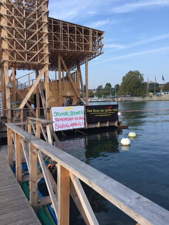 Um 11 Uhr besetzten Aktivisten das Manifesta-Floss auf dem Zürichsee.