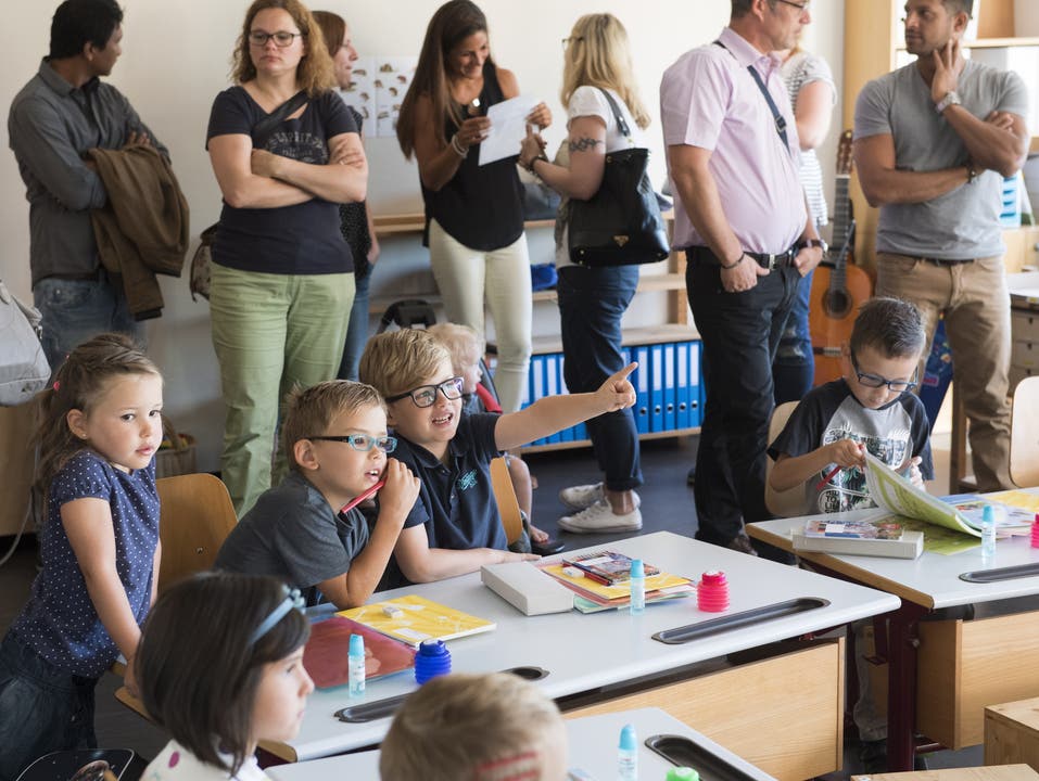 Für 30 Kinder begann am Montagmorgen im neuen Schulhaus in Remetschwil der Ernst des Lebens