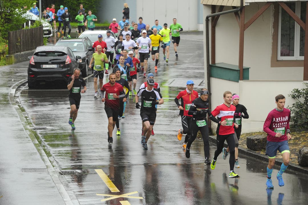 Die Läufer unterwegs bei nasskaltem Wetter