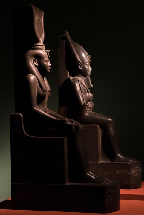 Mit diesen Statuen der göttlichen Geschwister und Ehegatten Isis und Osiris (570 bis 526 v. Chr.) beginnt die Ausstellung im Zürcher Museum Rietberg.