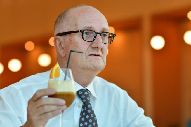 Emanuel Probst, General Manager bei der Jura Elektroapparate AG in Niederbuchsiten mit einer fruchtigen Kaffee-Innovation aus dem Hause Jura.