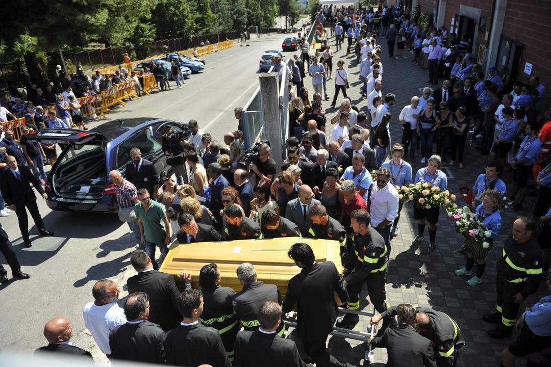 27.August 2016 Italien trauert: Offizieller Staatsakt für die Beerdigung einiger der Opfer in Ascoli Piceno mit dem italienischen Staatspräsidenten und Premier Renzi.