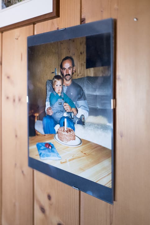 Im Kinderzimmer ist dieses herzige Foto aufgehängt: Tom Lüthi als kleiner Junge auf dem Schoss seines Vaters.