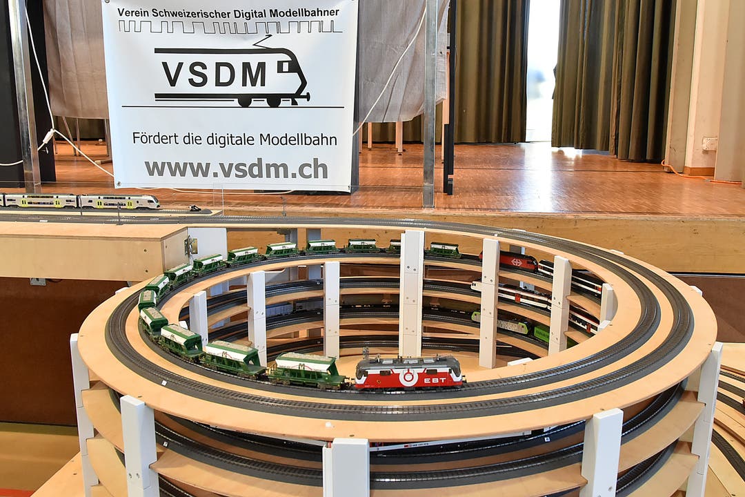 Rundgang durch die Mehrzweckhalle in Niedergösgen: Modelleisenbahnanlagen verschiedener Spurweiten, bestehend aus über 150 Modulen und einer Gleislänge von 450 Metern.