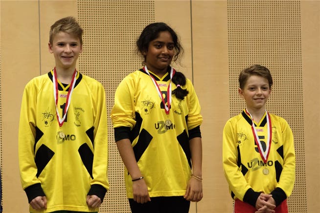 Spielerin und Spieler von Deitingen 1 freuen sich über ihre Goldmedaille.