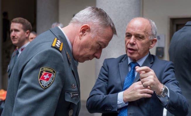 Armeechef André Blattmann mit Bundesrat Ueli Maurer. Foto: Keystone