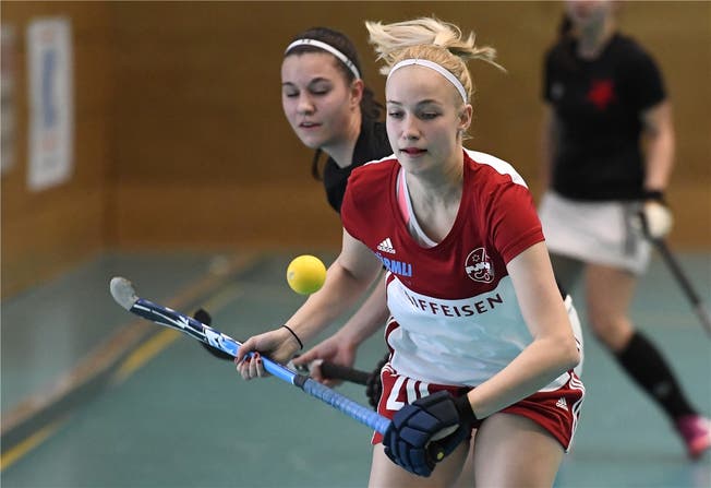Landhockey auf höchstem Niveau: Die Wettingerin Elena Troesch (vorne) gegen die Pragerin Veronika Kucerova.