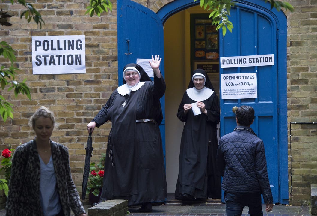 Nonnen nach der Stimmabgabe.